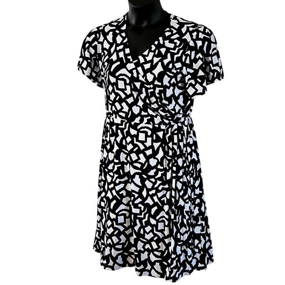 NWOT Susan Graver Women’s Black & White Geometric Faux Wrap Dress Size Medium - Picture 5 of 7